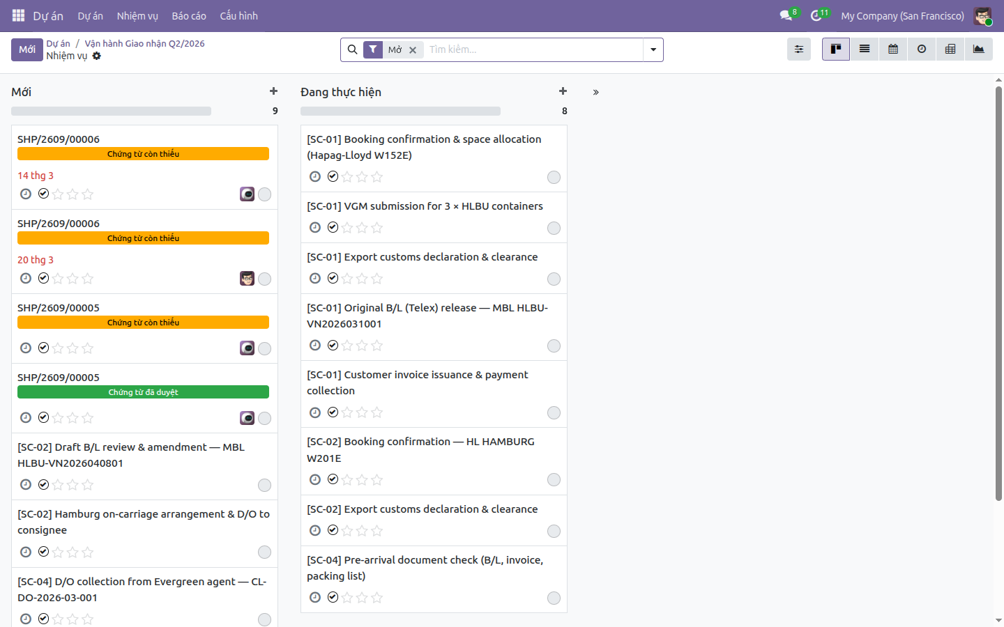 Bảng Kanban task của một Project với ba card gắn badge Chứng từ còn thiếu màu cam và một card gắn badge Chứng từ đã duyệt màu xanh.
