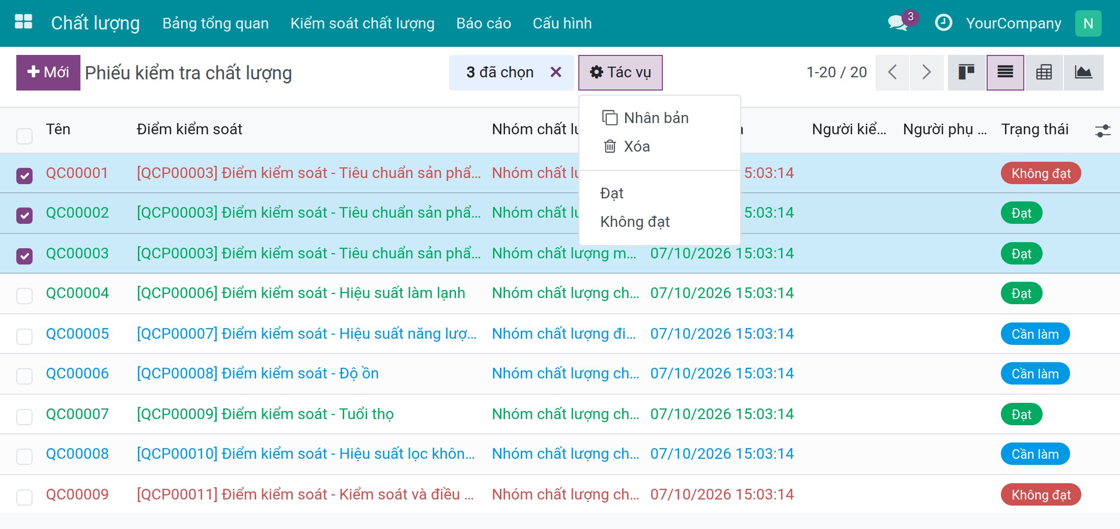 Ba phiếu được chọn trong danh sách với Đạt và Không đạt trong menu Tác vụ